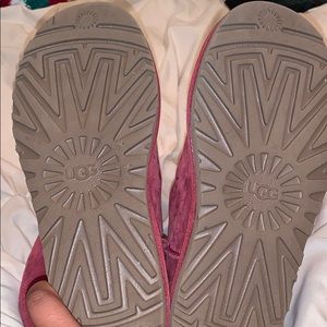 Girls size 6 uggs NEVER WORN COMES WITH BOX